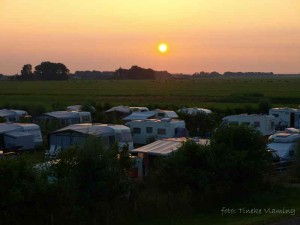De zonsondergang op de boerencamping Noord-Holland
