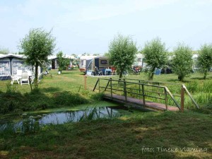 Een brug over de sloot bij de boerencamping Noord-Holland