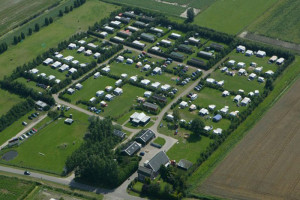 Een luchtfoto van de minicamping Zuid-Holland