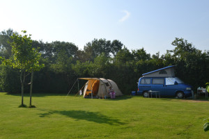 Tent en blauwe campervan op een Minicamping Nederland