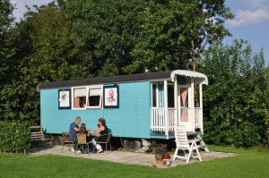 Een blauwe pipowagen op een van de kleine campings utrecht