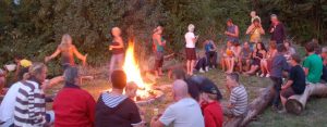 Een kampvuur met mensen eromheen op een natuurcamping nederland