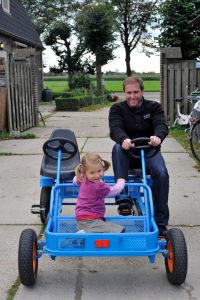 een man en een meisje op een skelter op de minicamping